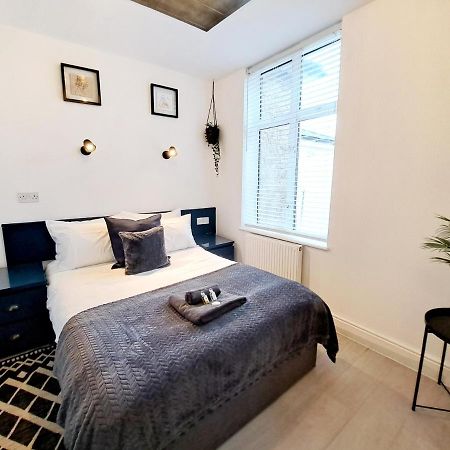 Spacious 3 Bed Apartment, En-Suites, Near Train Station! واتفورد المظهر الخارجي الصورة