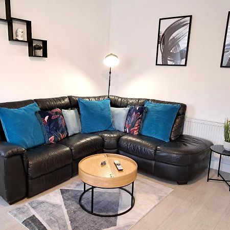 Spacious 3 Bed Apartment, En-Suites, Near Train Station! واتفورد المظهر الخارجي الصورة
