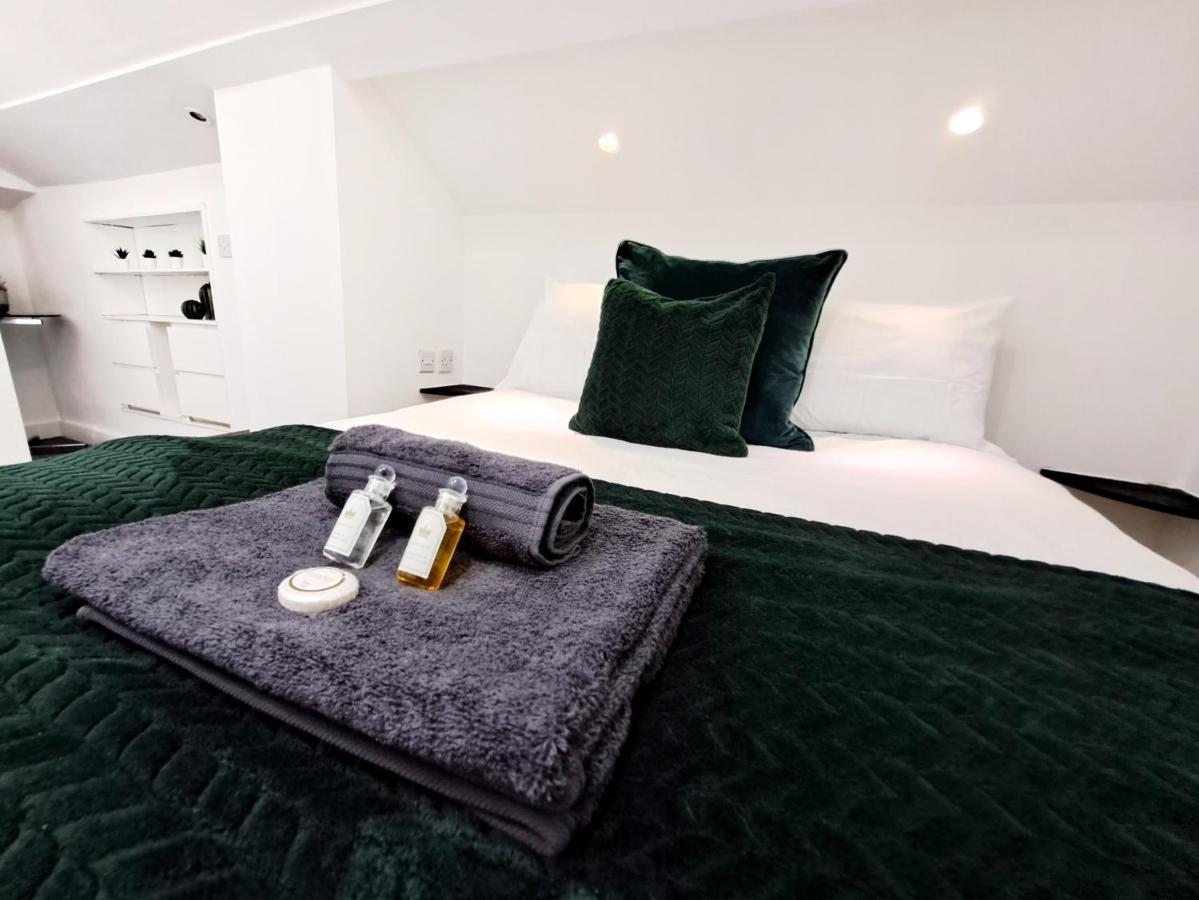 Spacious 3 Bed Apartment, En-Suites, Near Train Station! واتفورد المظهر الخارجي الصورة