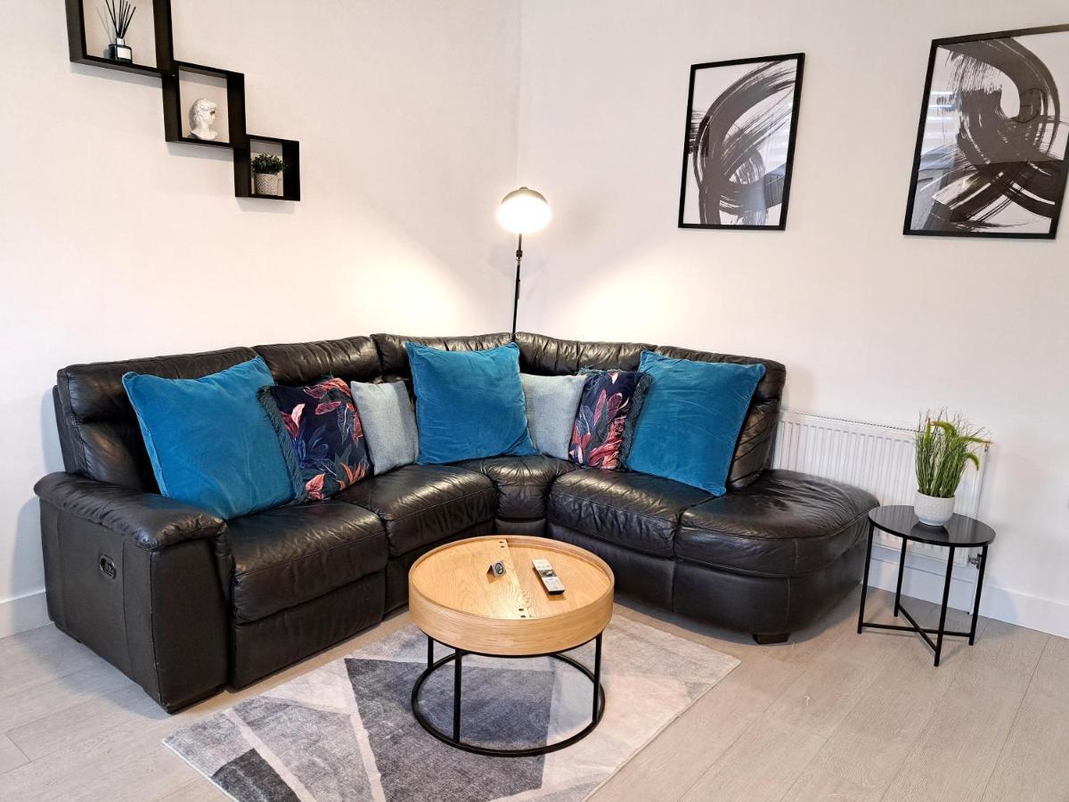 Spacious 3 Bed Apartment, En-Suites, Near Train Station! واتفورد المظهر الخارجي الصورة
