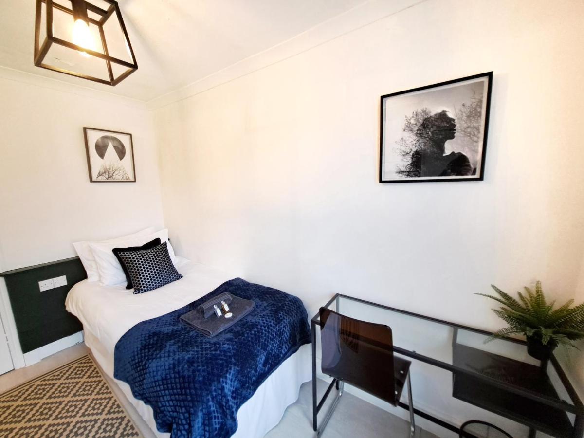 Spacious 3 Bed Apartment, En-Suites, Near Train Station! واتفورد المظهر الخارجي الصورة