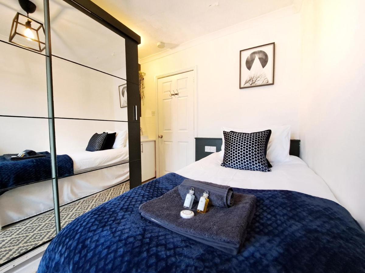 Spacious 3 Bed Apartment, En-Suites, Near Train Station! واتفورد المظهر الخارجي الصورة