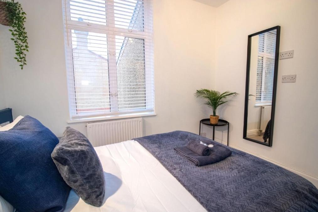 Spacious 3 Bed Apartment, En-Suites, Near Train Station! واتفورد المظهر الخارجي الصورة