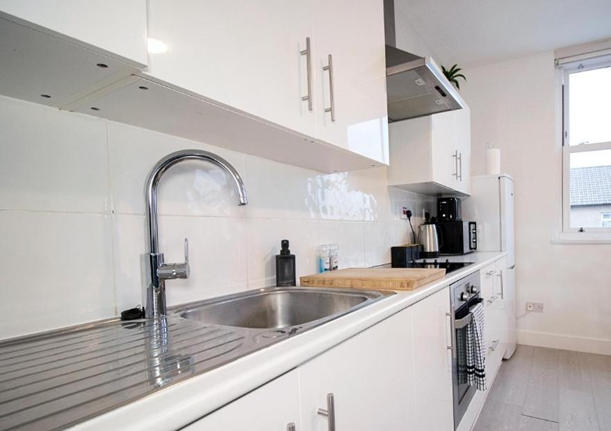 Spacious 3 Bed Apartment, En-Suites, Near Train Station! واتفورد المظهر الخارجي الصورة