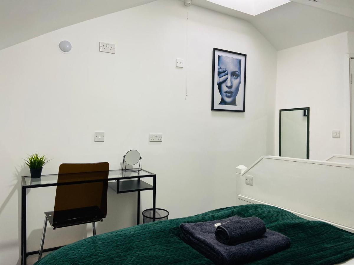Spacious 3 Bed Apartment, En-Suites, Near Train Station! واتفورد المظهر الخارجي الصورة