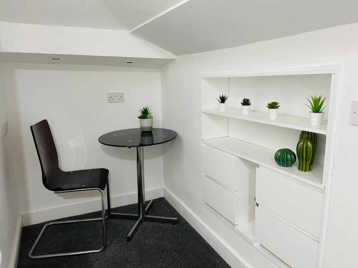 Spacious 3 Bed Apartment, En-Suites, Near Train Station! واتفورد المظهر الخارجي الصورة